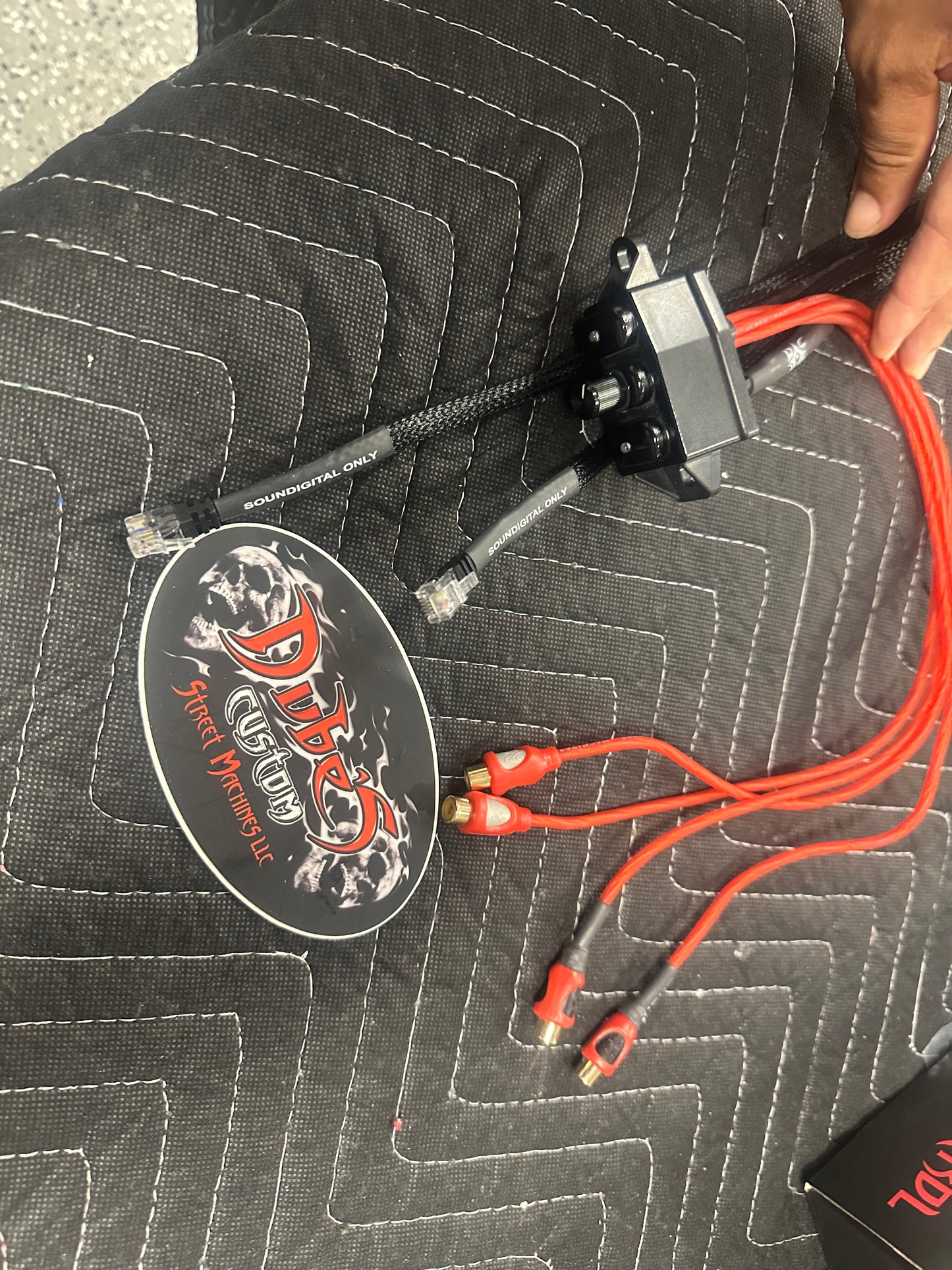 dubiee bass knob clip to clip ( control 2 amps with 1 knob )